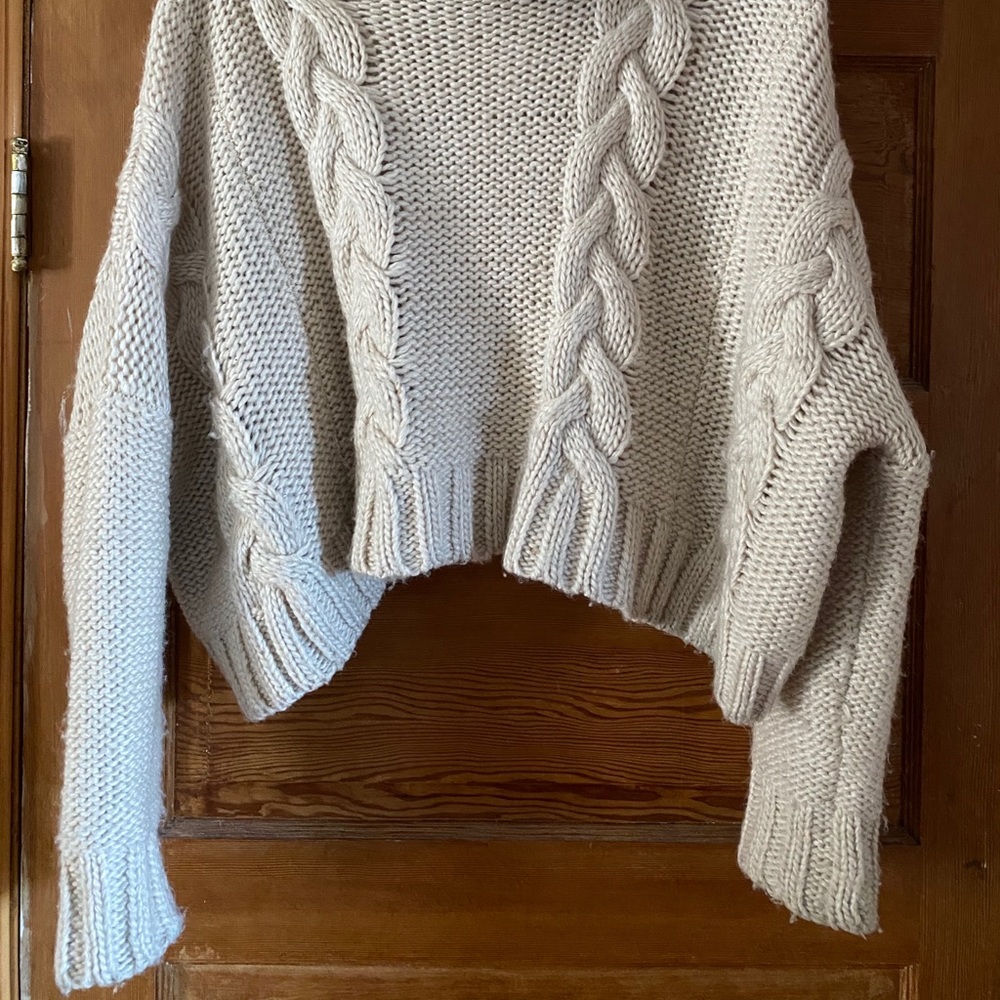 Turtle neck cropped sweater